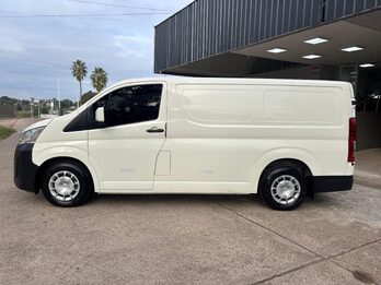 TOYOTA HIACE L1H1 2.8 TDI AT. Recibo vehículos de menor y mayor valor
