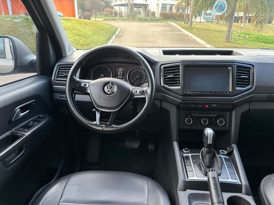 VOLKSWAGEN AMAROK V6 COMFORTLINE 4x4 AT. Recibo vehículos.