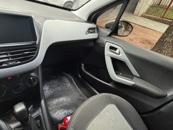 VENDO PEUGEOT 208 2015 1.5 ALLURE TOUCHSCREEN