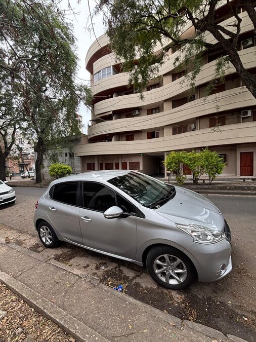 VENDO PEUGEOT 208 2015 1.5 ALLURE TOUCHSCREEN