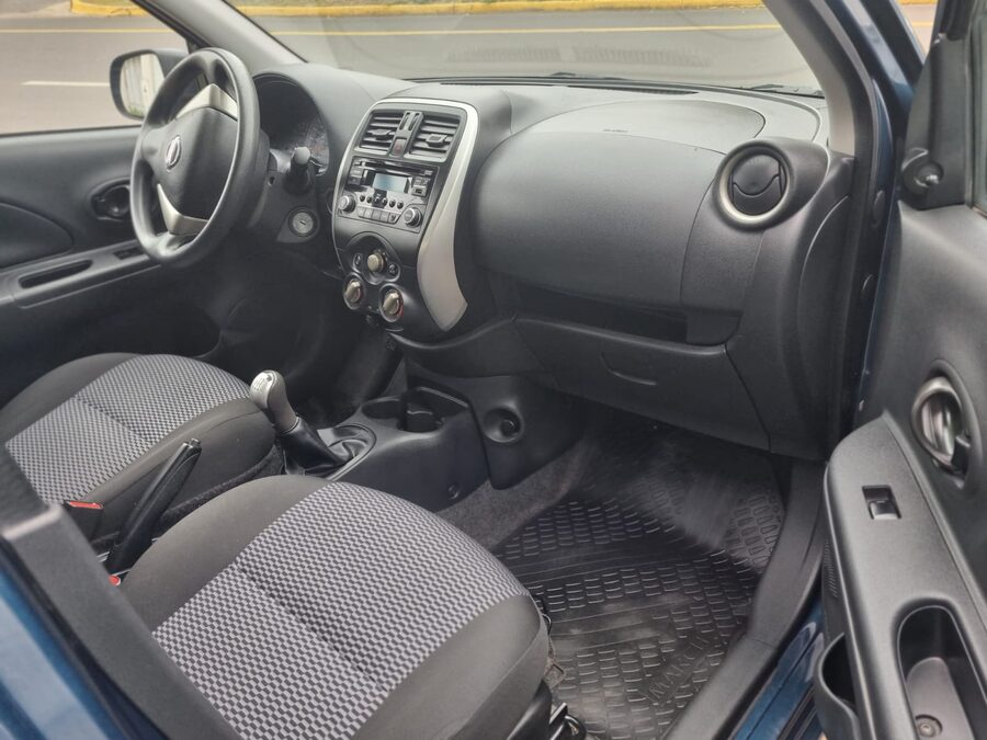 Excelente Nissan March 1.6 Pure Drive MT