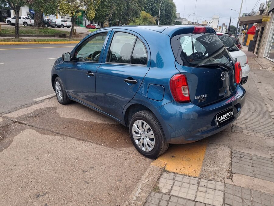 Excelente Nissan March 1.6 Pure Drive MT