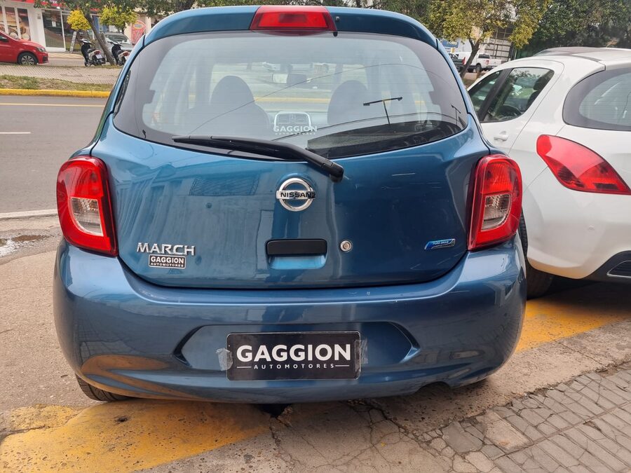 Excelente Nissan March 1.6 Pure Drive MT