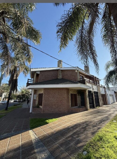 Gran esquina en venta zona plaza saenz peña