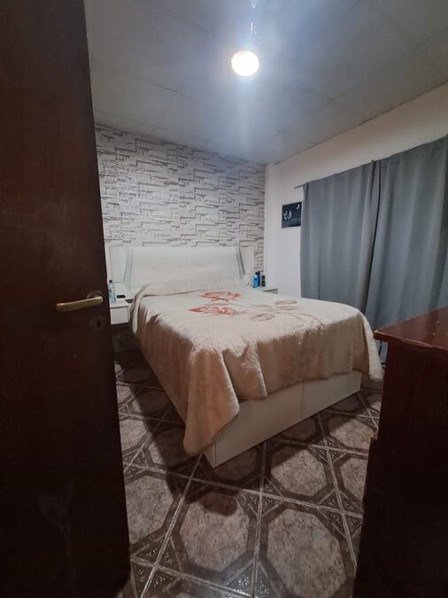 3 dormitorio, 2 baños,cocina ,comedor ,liviano, patio  garaje para 3 autos ,quincho  200 mts^ , asfalto,servicios,a 5 minutos.delcentro