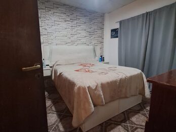 3 dormitorio, 2 baños,cocina ,comedor ,liviano, patio  garaje para 3 autos ,quincho  200 mts^ , asfalto,servicios,a 5 minutos.delcentro