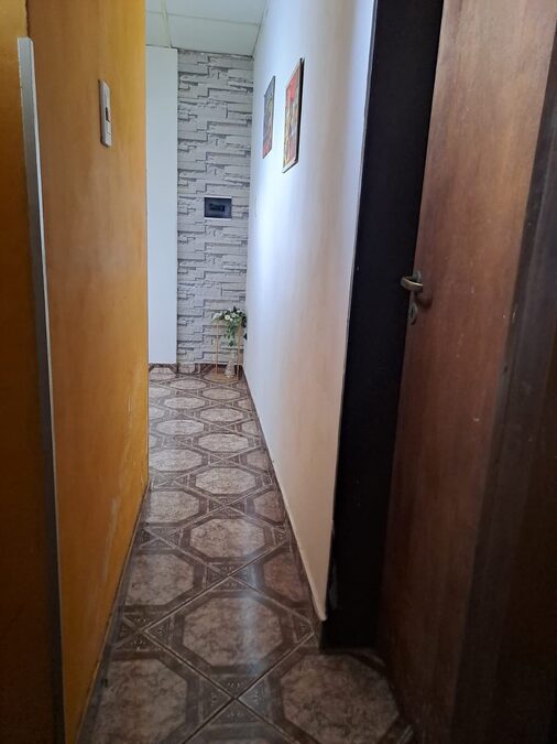 3 dormitorio, 2 baños,cocina ,comedor ,liviano, patio  garaje para 3 autos ,quincho  200 mts^ , asfalto,servicios,a 5 minutos.delcentro