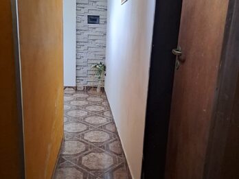 3 dormitorio, 2 baños,cocina ,comedor ,liviano, patio  garaje para 3 autos ,quincho  200 mts^ , asfalto,servicios,a 5 minutos.delcentro