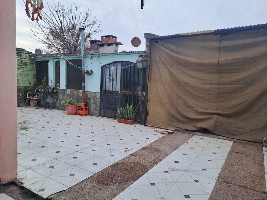3 dormitorio, 2 baños,cocina ,comedor ,liviano, patio  garaje para 3 autos ,quincho  200 mts^ , asfalto,servicios,a 5 minutos.delcentro