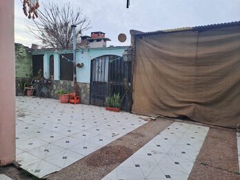 3 dormitorio, 2 baños,cocina ,comedor ,liviano, patio  garaje para 3 autos ,quincho  200 mts^ , asfalto,servicios,a 5 minutos.delcentro