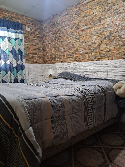 3 dormitorio, 2 baños,cocina ,comedor ,liviano, patio  garaje para 3 autos ,quincho  200 mts^ , asfalto,servicios,a 5 minutos.delcentro
