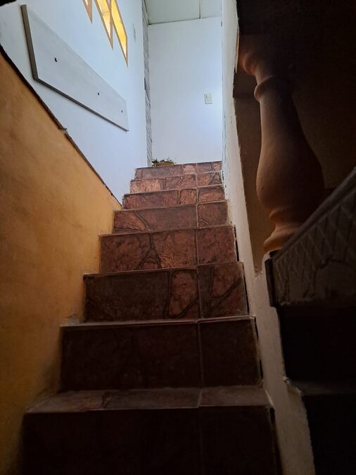 3 dormitorio, 2 baños,cocina ,comedor ,liviano, patio  garaje para 3 autos ,quincho  200 mts^ , asfalto,servicios,a 5 minutos.delcentro