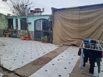 3 dormitorio, 2 baños,cocina ,comedor ,liviano, patio  garaje para 3 autos ,quincho  200 mts^ , asfalto,servicios,a 5 minutos.delcentro