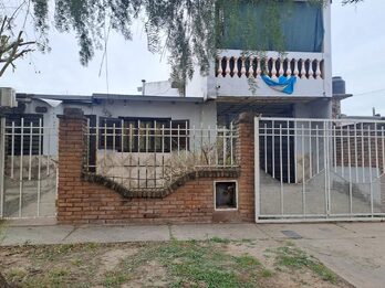 3 dormitorio, 2 baños,cocina ,comedor ,liviano, patio  garaje para 3 autos ,quincho  200 mts^ , asfalto,servicios,a 5 minutos.delcentro