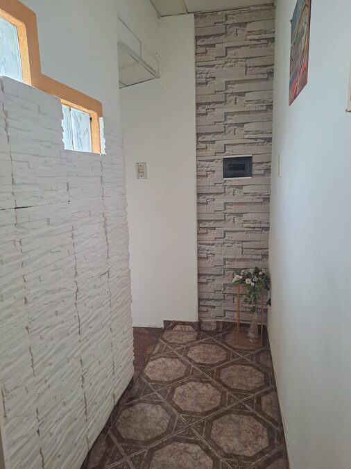 3 dormitorio, 2 baños,cocina ,comedor ,liviano, patio  garaje para 3 autos ,quincho  200 mts^ , asfalto,servicios,a 5 minutos.delcentro