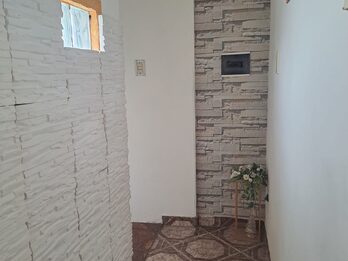 3 dormitorio, 2 baños,cocina ,comedor ,liviano, patio  garaje para 3 autos ,quincho  200 mts^ , asfalto,servicios,a 5 minutos.delcentro