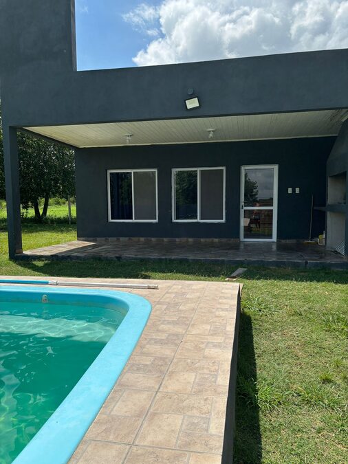 En alquiler casa quinta de manera permanente Colonia La Nueva