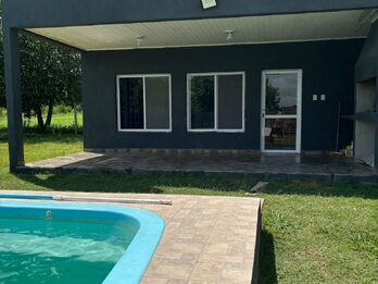 En alquiler casa quinta de manera permanente Colonia La Nueva
