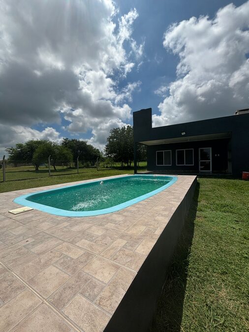 En alquiler casa quinta de manera permanente Colonia La Nueva