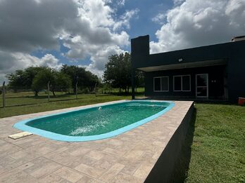 En alquiler casa quinta de manera permanente Colonia La Nueva
