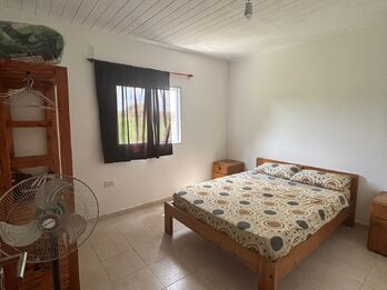 En alquiler casa quinta de manera permanente Colonia La Nueva