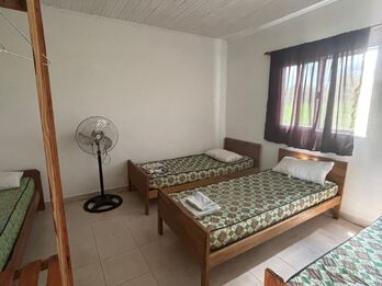 En alquiler casa quinta de manera permanente Colonia La Nueva