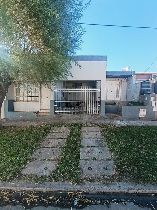 En venta casa 3 dormitorios con local comercial zona Vairetti