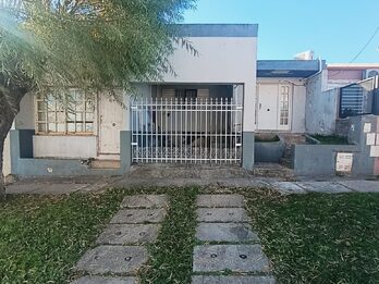 En venta casa 3 dormitorios con local comercial zona Vairetti
