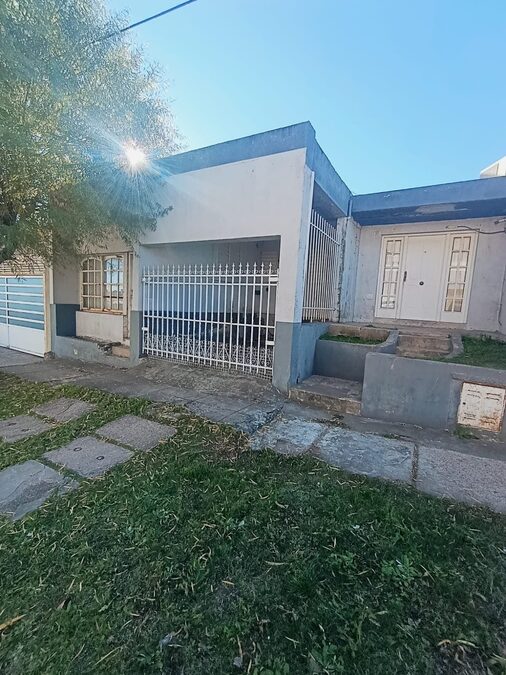 En venta casa 3 dormitorios con local comercial zona Vairetti
