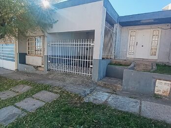En venta casa 3 dormitorios con local comercial zona Vairetti