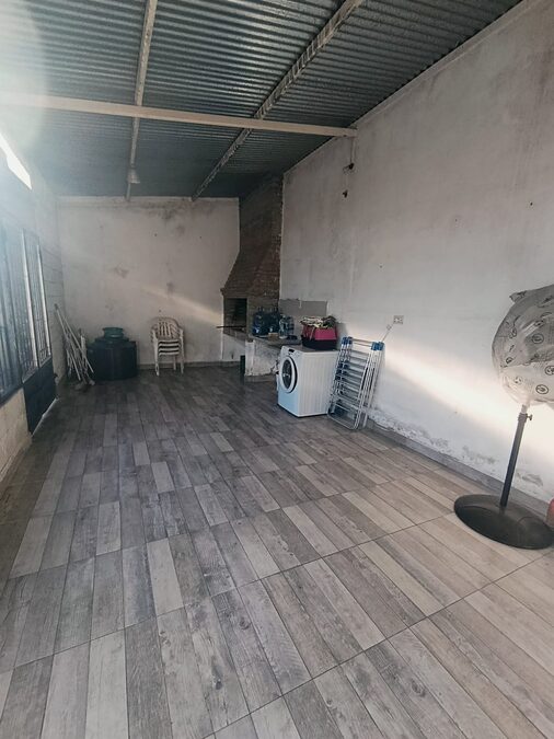 En venta casa 3 dormitorios con local comercial zona Vairetti