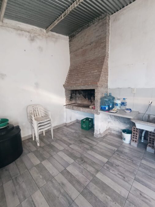 En venta casa 3 dormitorios con local comercial zona Vairetti