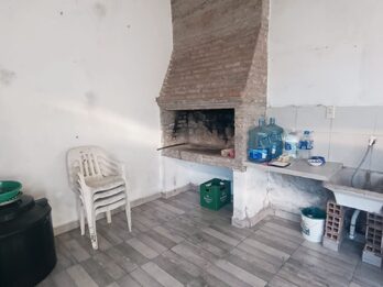 En venta casa 3 dormitorios con local comercial zona Vairetti