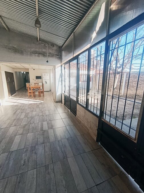 En venta casa 3 dormitorios con local comercial zona Vairetti