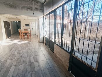 En venta casa 3 dormitorios con local comercial zona Vairetti