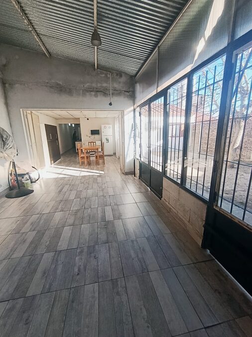 En venta casa 3 dormitorios con local comercial zona Vairetti