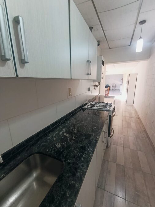 En venta casa 3 dormitorios con local comercial zona Vairetti