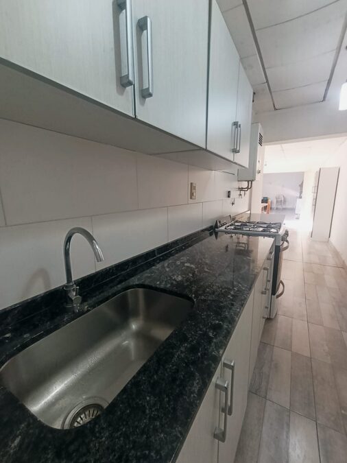 En venta casa 3 dormitorios con local comercial zona Vairetti