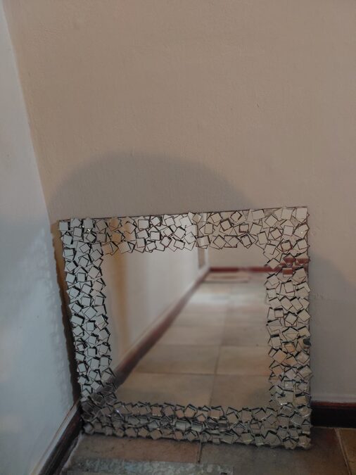 Pileta de baño con pie y espejo