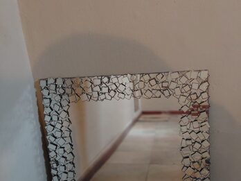 Pileta de baño con pie y espejo