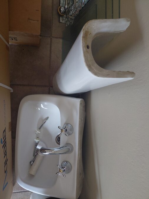 Pileta de baño con pie y espejo