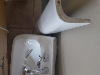 Pileta de baño con pie y espejo