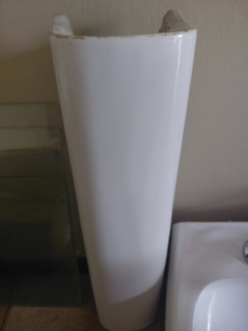 Pileta de baño con pie y espejo