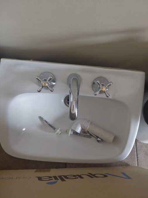 Pileta de baño con pie y espejo