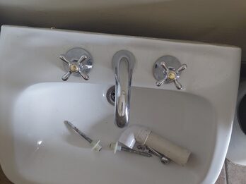 Pileta de baño con pie y espejo