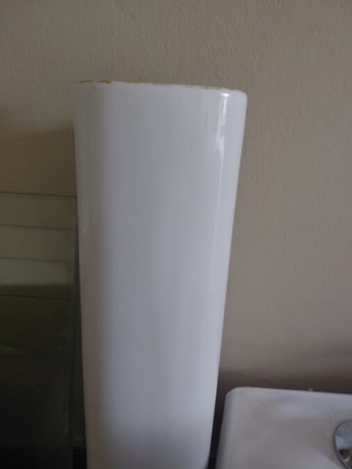 Pileta de baño con pie y espejo