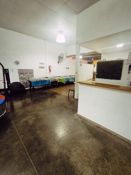 En venta salón de fiestas o gran galpón en esquina mas local chico