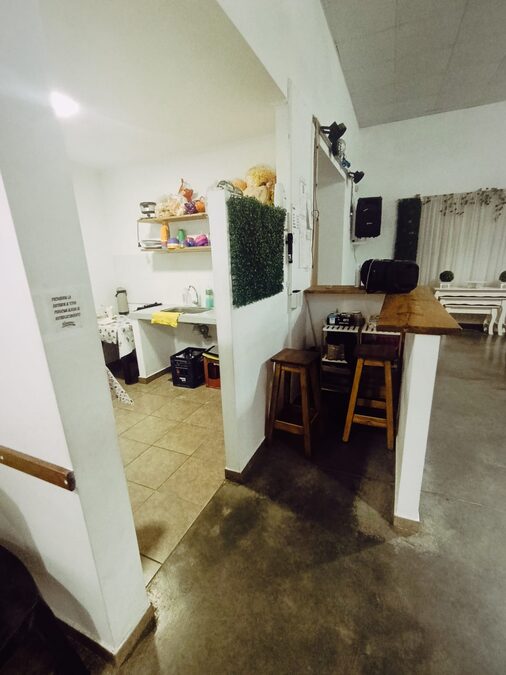 En venta salón de fiestas o gran galpón en esquina mas local chico