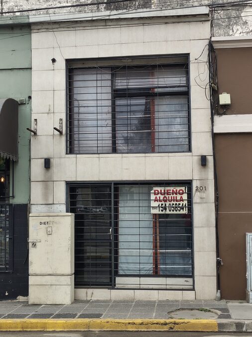 LOCAL ENFRENTE ESCUELA BELGRANO