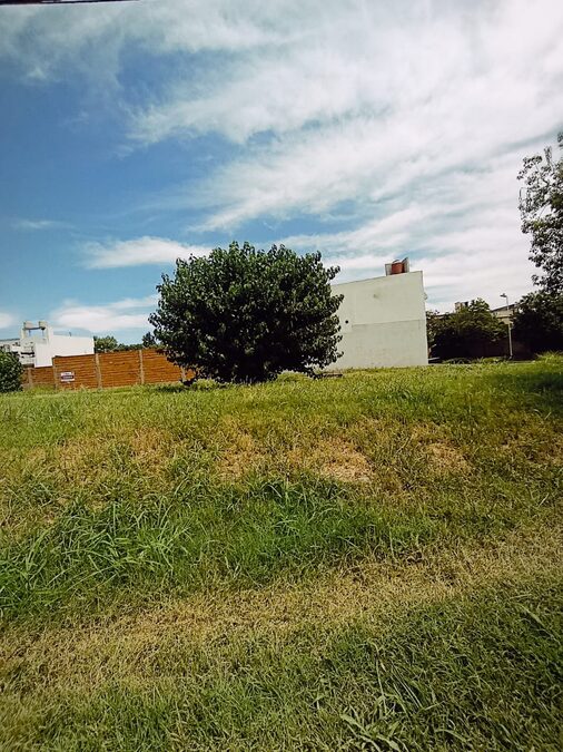 En venta terreno en esquina zona acceso Norte , cercano a Blas Parera